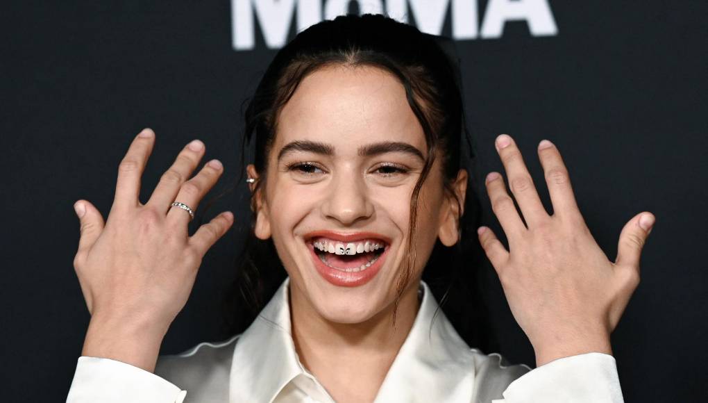 Una fuente de ingreso de Rosalía es Spotify, donde recibe millones de escuchas en sus canciones. “Rosalía en enero del 2023 alcanzó el récord en su canal de Spotify, consiguiendo llegar a los 40 millones de oyentes medios. Con este canal obtendría 1,5 millones de dólares anuales”, explicó un experto español en Marketing digital, llamado José Noblejas. 