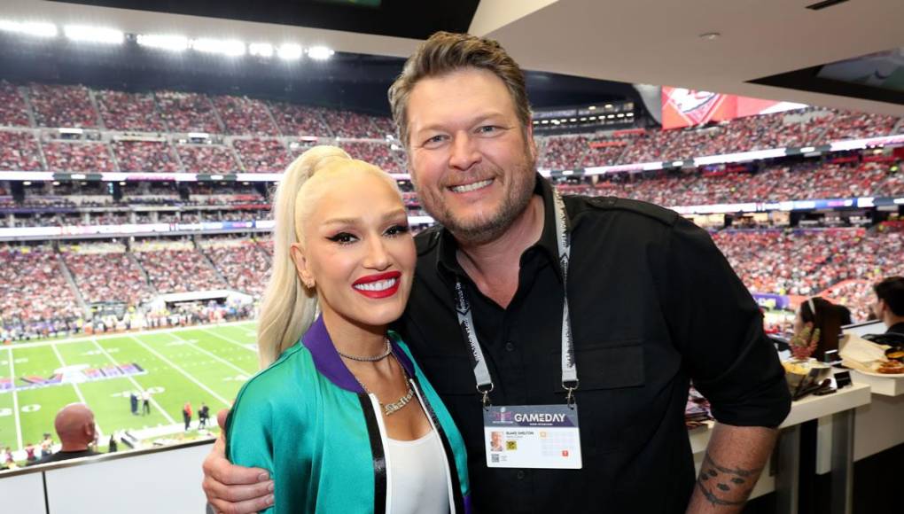 El cantante Blake Shelton y la cantante Gwen Stefani durante el Super Bowl LVIII.