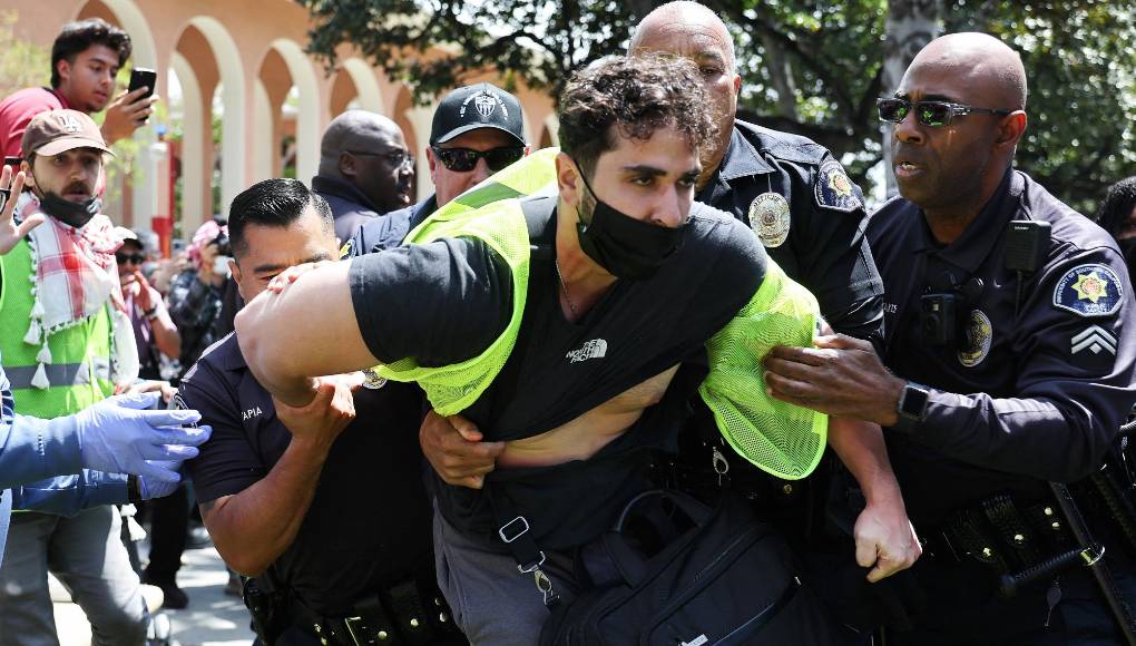 También, en el campus de la <b>Universidad</b> del Sur de California, en Los Ángeles, donde arrestaron a 93 personas por invasión de propiedad privada.