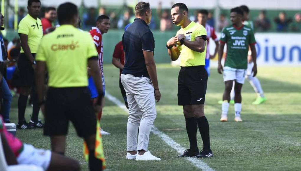 El árbitro Nelson Salgado le llamó la atención a Hernán ‘La Tota’ Medina.
