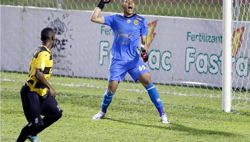 Onan Rodríguez celebró de manera eufórica el penal fallado por Marcelo Canales.