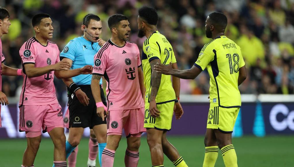 Luis Suárez también se encaró con el panameño Aníbal Godoy. El árbitro mexicano Marco Ortiz tuvo que poner orden.