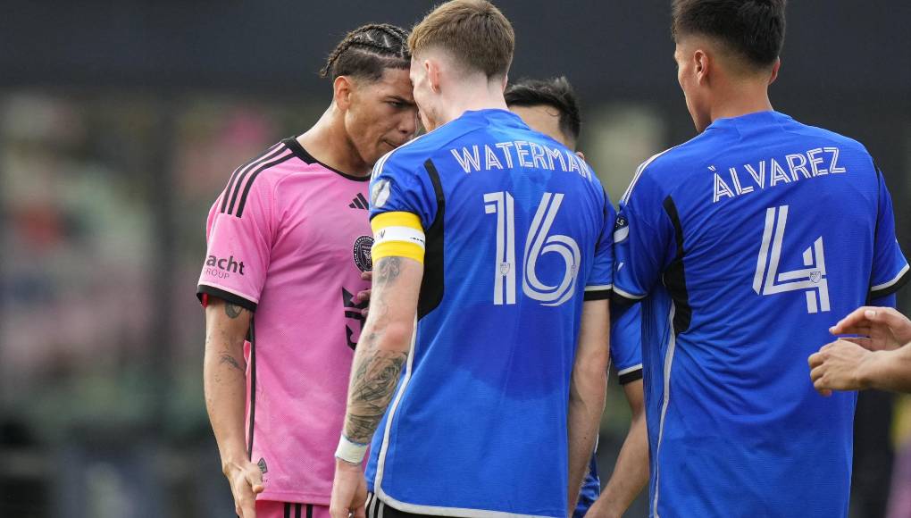 Waterman, capitán del conjunto rival, le hizo una fuerte entrada al hondureño y lo derribó en el minuto 55.