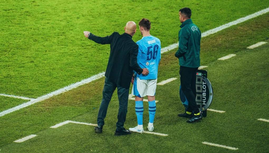 Pep Guardiola hizo debutar al canterano de 18 años del Manchester City, el mediocampista inglés Jacob Wright, en la Champions League.