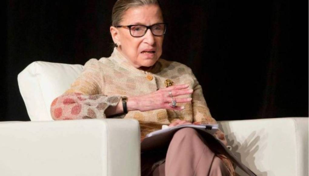 La jueza progresista de Estados Unidos Ruth Bader Ginsburg sale del hospital