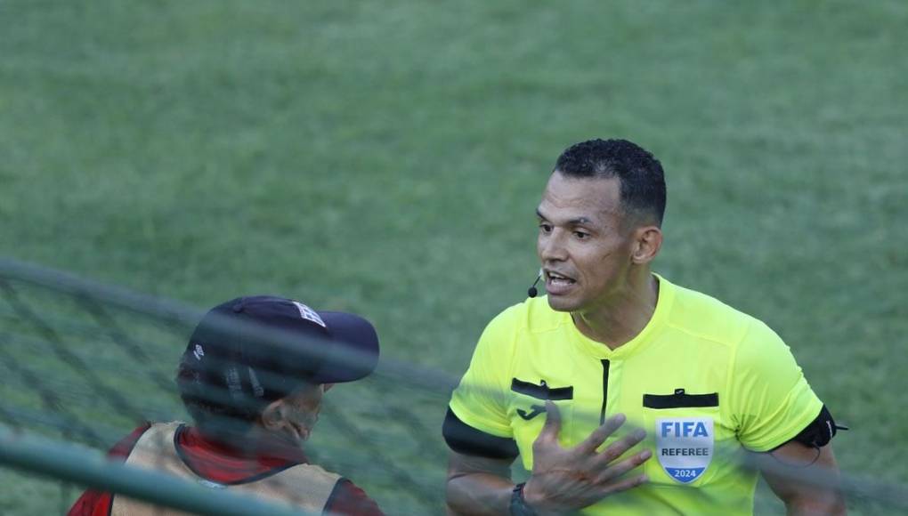 Pedro Troglio también fue advertido por el árbitro Nelson Salgado.