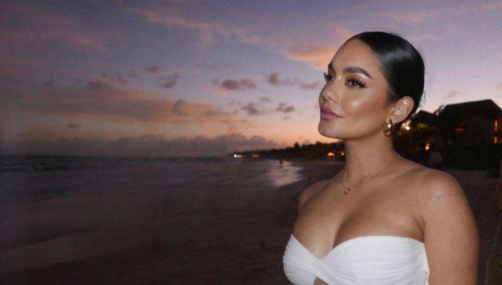 es una cantante, actriz, modelo, compositora y diseñadora estadounidense. Nació el 14 de diciembre de 1988 en Salinas, California. Es hija de Gregory Hudgens, un exbombero estadounidense-irlandés que falleció de cáncer en 2016 y Gina Guangco, una empresaria filipina. Hudgens creció entre Oregón y California y tiene una hermana menor llamada Stella.