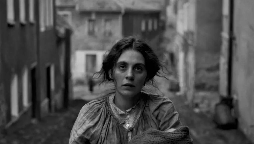 “Es una historia real y para mí fue muy duro porque tengo hijos”, dijo en la rueda de prensa el realizador al hablar de cómo trasladó al cine la vida de Dagmar Johanne Amalie Overbye, una asesina muy conocida en Dinamarca, que actuó entre 1913 y 1920.