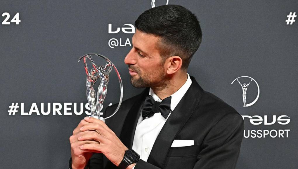 El tenista serbio Novak Djokovic besando su premio Laureus al Deportista del Año.