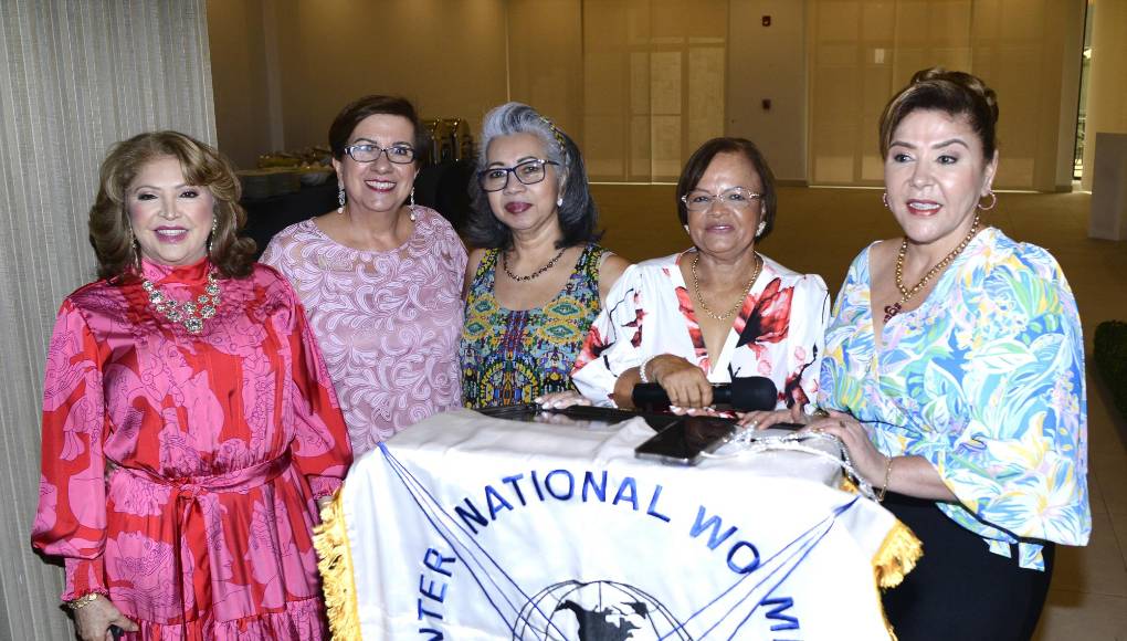 Maritza de Lara, Rabab Handal, Isabel Santamaría, Elena Dubón y Ruth Rápalo