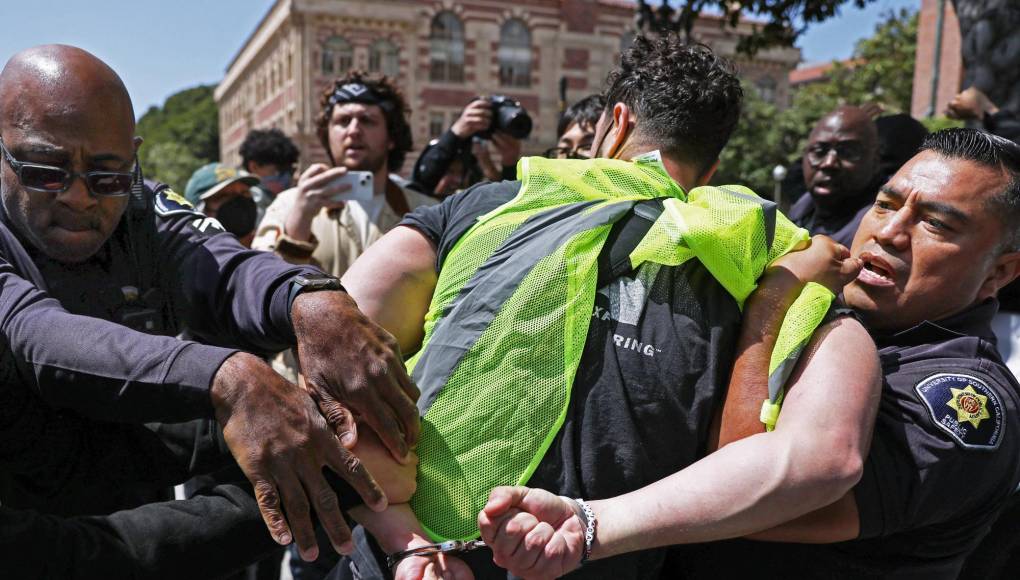 El miércoles por la tarde, más de un centenar de manifestantes fueron detenidos cerca del Emerson College, en Boston