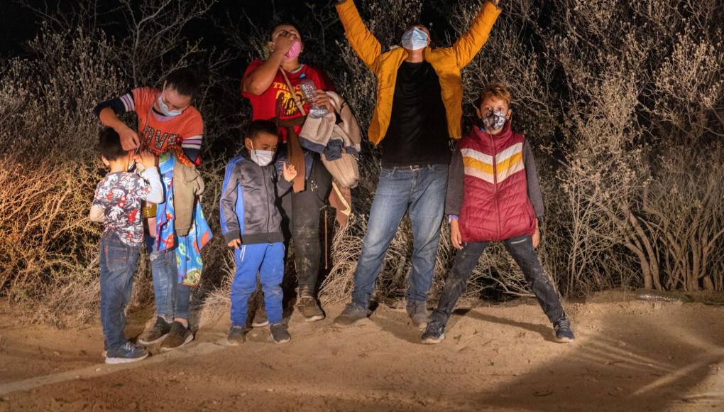 Demandan a Biden por programque permite a hijos de migrantes reunirse con sus padres