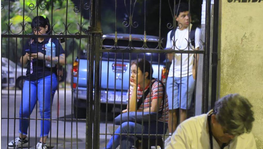 Los estudiantes prefieren esperar un taxi o que los vayan a traer dentro de la Universidad, pero esta cierra los portones a las 9:00 pm y no deben haber alumnos después de esta hora.