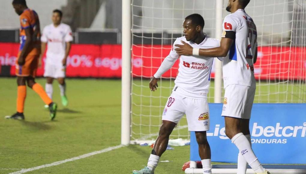 Jerry Bengtson celebrando su gol con Edwin Solani Solano.