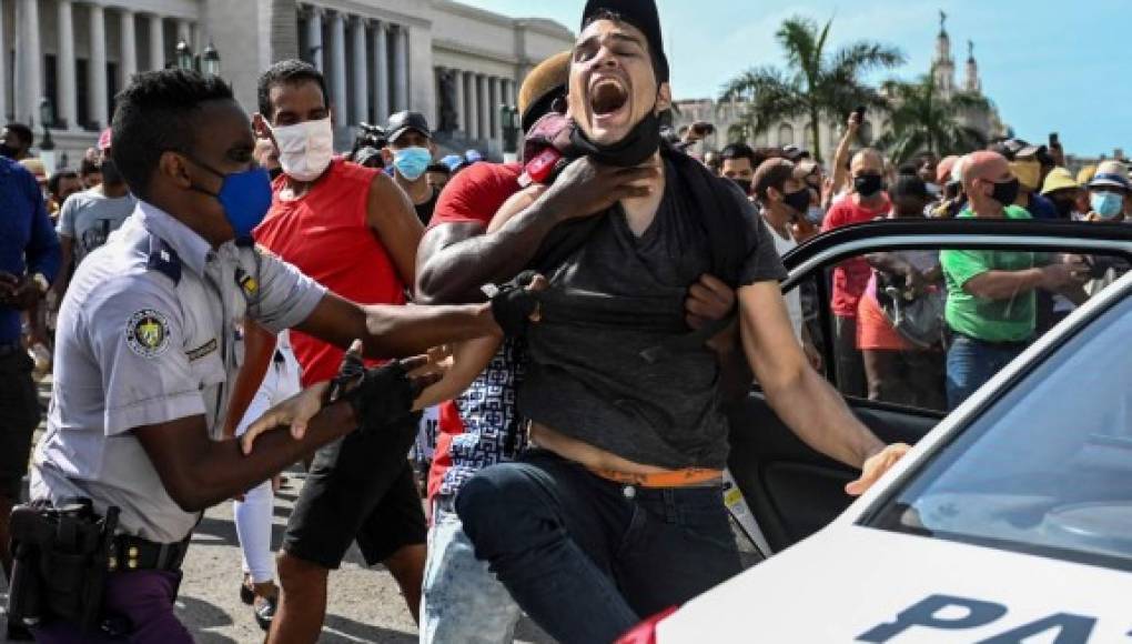Cubanos se toman las calles de La Habana al grito de 'libertad'