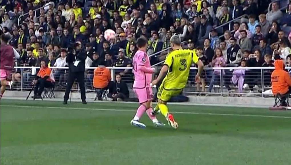 Messi sufrió esta durísima plancha por parte del defensa estadounidense Lukas MacNaughton del Nashville. El jugador se salvó de ser expulsado.