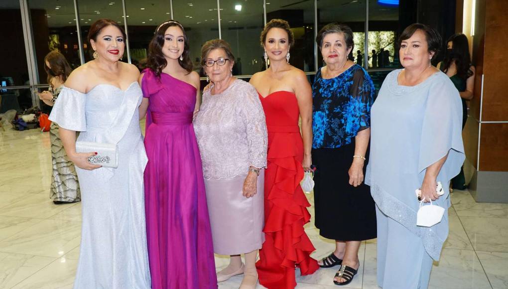 Iris Borjas, Sophia Rivera, Magdalena de Jesús, Carmen Blanco, Zoila de Paz y Leslie Blanco