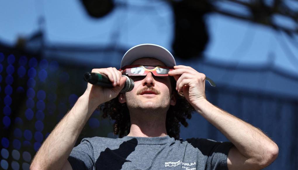 El Sol es unas 400 veces más grande que la Luna, pero también está 400 veces más lejos, por lo que ambos parecen tener un tamaño similar.