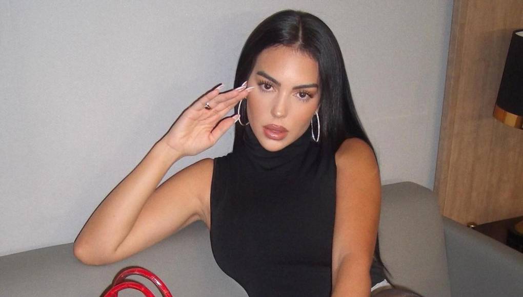 La pareja de Cristiano asistió a la Fashion Week en París y fue captada hablando con otra persona sobre CR7.