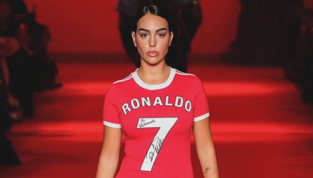 Georgina Rodríguez acaparó todas las miradas en la pasarela de la conocida marca Vetements al lucir un vestido hecho a partir de una camiseta de su pareja, Cristiano Ronaldo. El atuendo se caracterizó por una camiseta, por lo que parece, del Manchester United y firmada por el jugador transformada en un largo vestido.