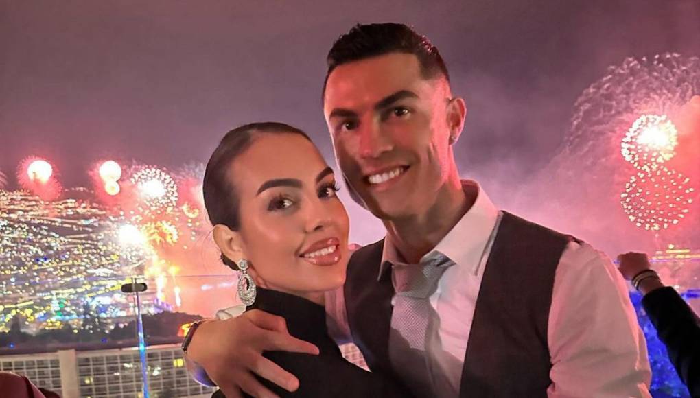  En un glamuroso evento de moda celebrado en París, Georgina Rodríguez compartió sus impresiones sobre lo que supone del retiro de la carrera del astro portugués en el fútbol.