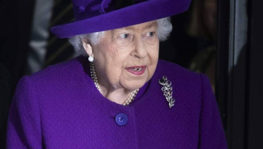 Isabel II participa en su primera videollamada pública