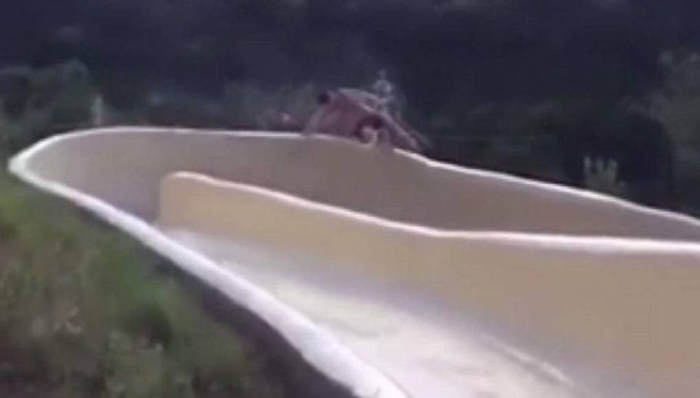 Video: Hombre sale 'volando' del tobogán de 'la muerte'