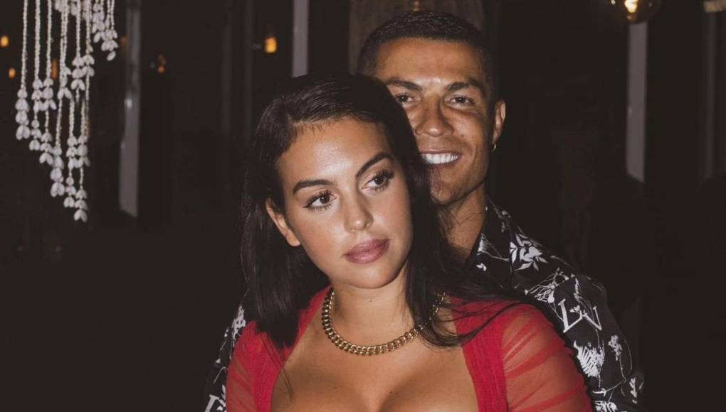 Después, cuando comenzaron su vida en pareja, la modelo de origen argentino adoptó como suyos a los tres hijos mayores del futbolista.