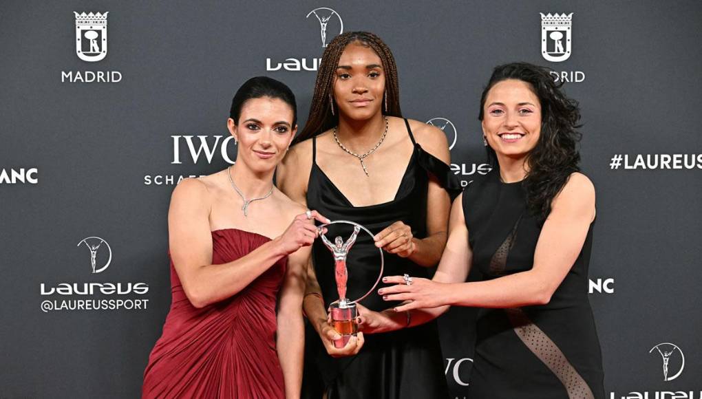 Las futbolistas españolas Ivana Andrés, Aitana Bonmati y Salma Paralluelo posan con el premio Laureus al Equipo Mundial del Año.