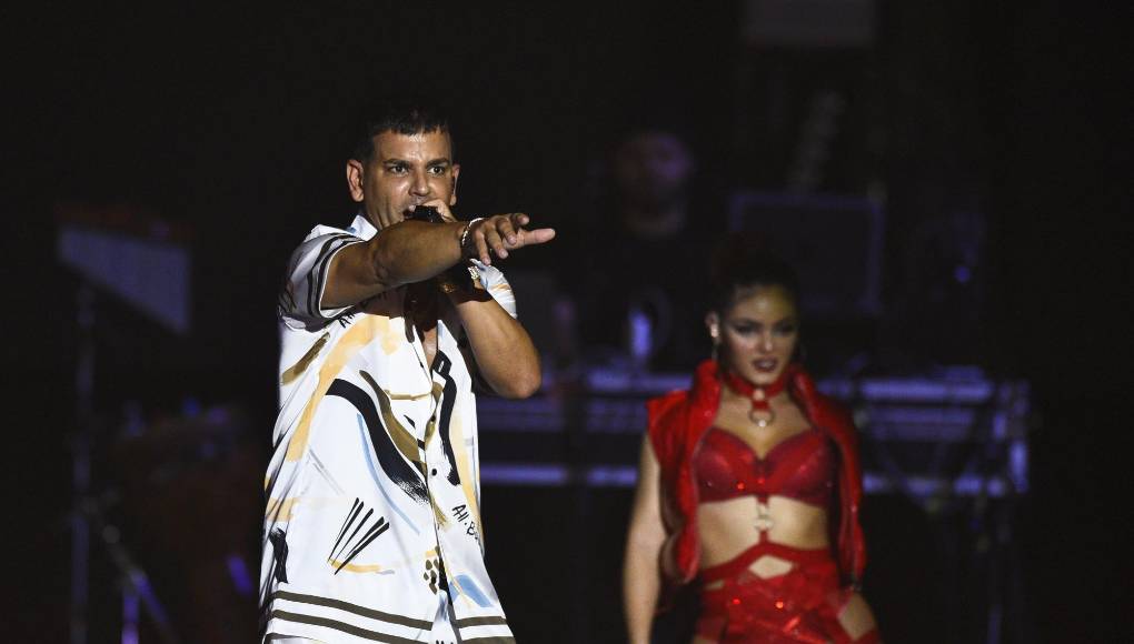 Tito el Bambino fue el primero en salir al escenario de Expocentro para interpretar un repertorio con sus mejores éxitos del reguetón. 