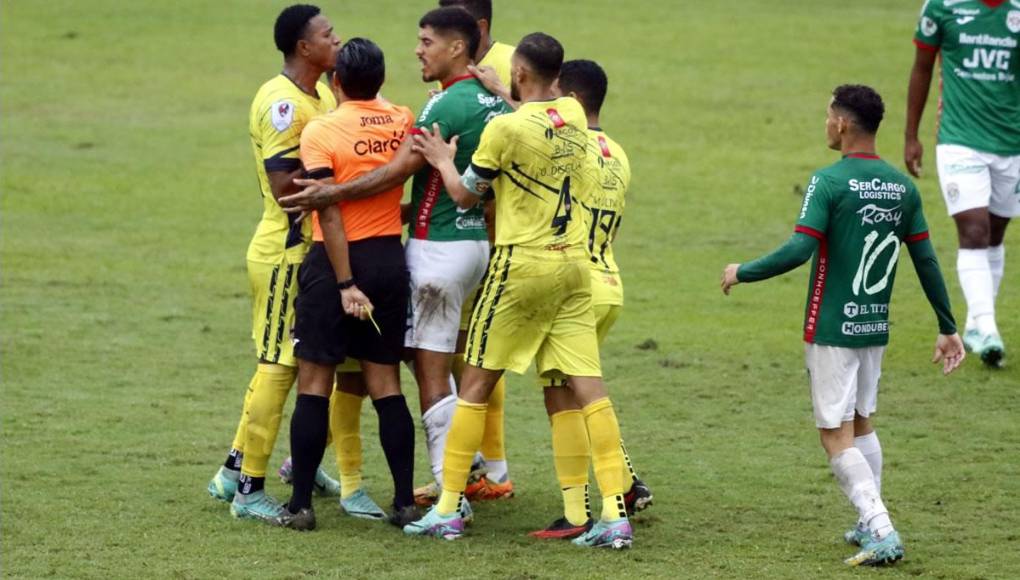 La bronca que protagonizaron el delantero uruguayo Maximiliano Pérez, del Marathón, y el mediocampista del Génesis, Daniel Meléndez.