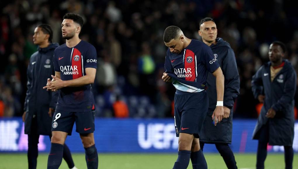 Mbappé acabó cabizbajo al final del partido por la dolorosa derrota del PSG ante el Barcelona. Atrás, aparece Keylor Navas con cara de pocos amigos.