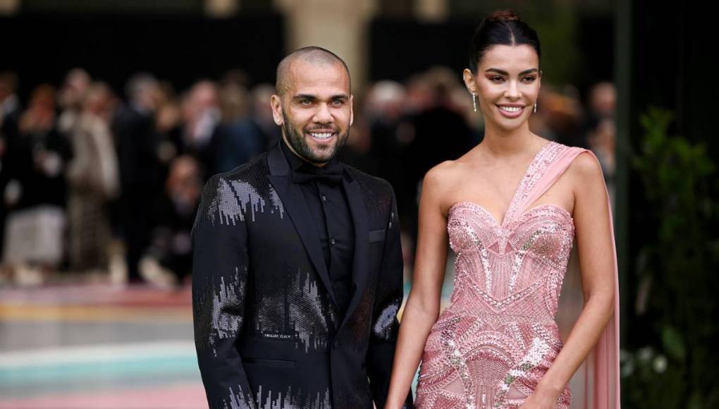 Mientras tanto, Dani Alves sigue intentando reconducir su vida y su primera misión fue recuperar el amor de Joana Sanz, su mujer que en su día había anunciado a través de las redes su ruptura tras la entrada del jugador en la cárcel.