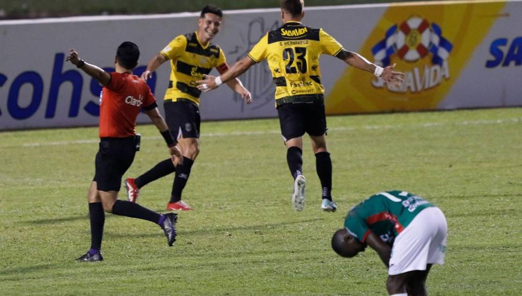 Sebastián Hernández celebró el gol con Jhow Benavídez, quien le dio la asistencia.