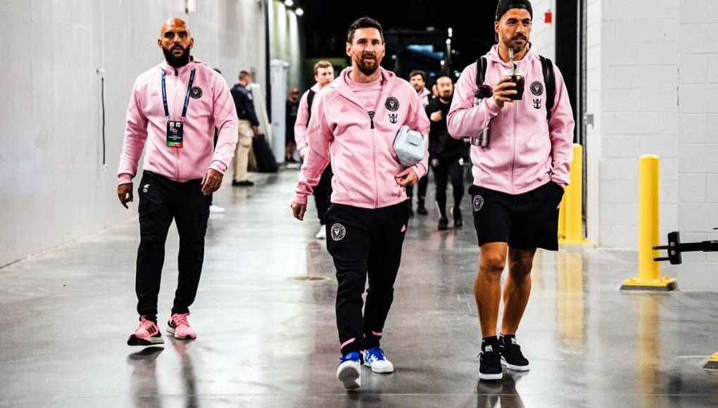 Así llegaban Messi y Luis Suárez al estadio del Nashville y muy de cerca, el guardaespaldas Yassine Cheuko del argentino.