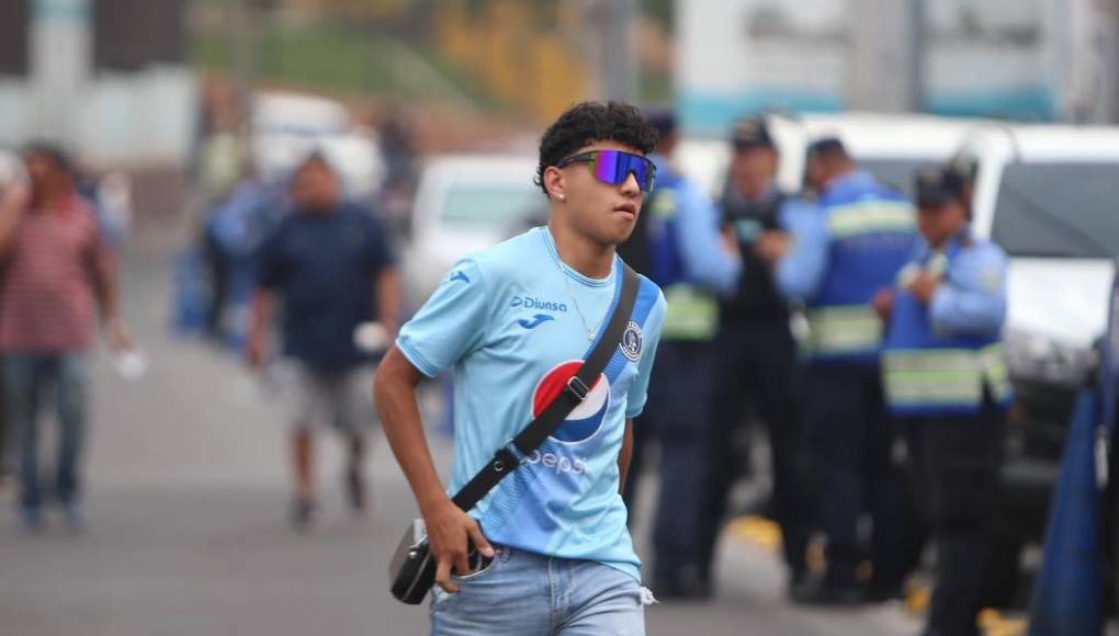 ¡Tremendo flow! Así llegó este aficionado del Motagua al Estadio Nacional Chelato Uclés. 