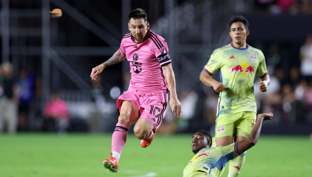 La medida fue probada a comienzos de 2023 durante la realización del Mundial de Clubes. El “VAR en directo” tuvo su estreno el 1 de febrero de aquel año en el duelo con victoria de Al-Ahly de Egipto por 3-0 ante Auckland City de Nueva Zelanda.