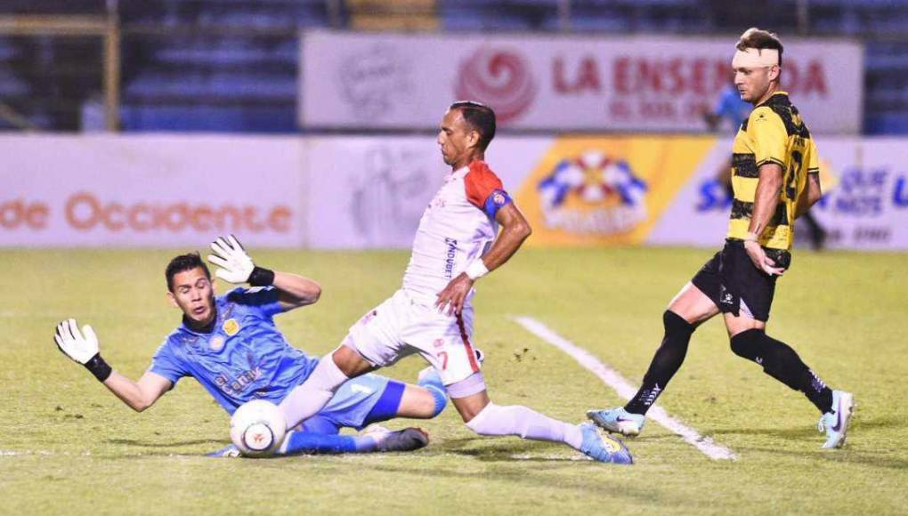 Y llegó la hora del partido. Real Sociedad y Real España perdonaron en los primeros minutos y la cuenta se abrió hasta el minuto 33. 