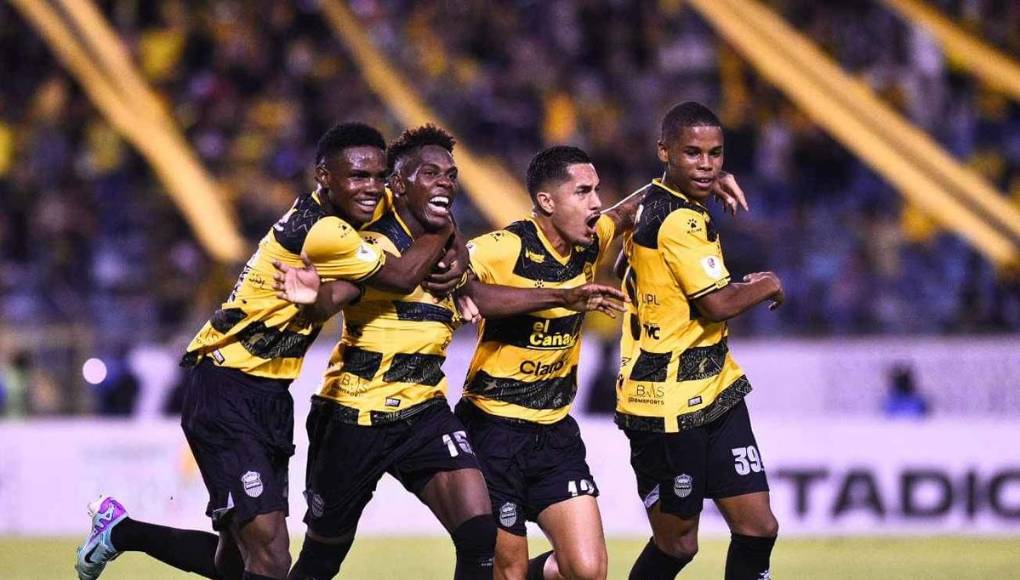 Dixon Ramírez celebrando con sus con sus compañeros el gol del 2-1 ante el Marathón.