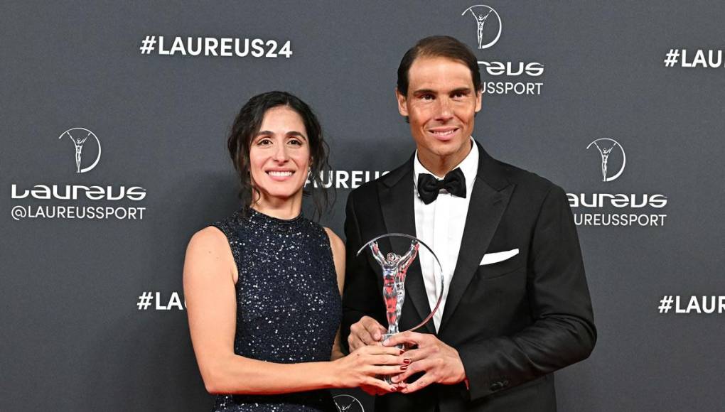 El tenista español Rafa Nadal y su esposa Xisca Perelló posan con el premio que ganó la Fundación Rafa Nadal al ‘Deporte para Bien’ a la mejor institución solidaria.