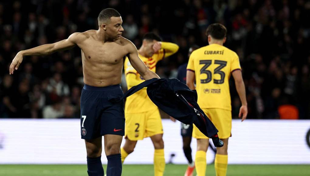Fue tanto el enojo de Mbappé en el partido que al medio tiempo se quitó la camiseta con cara de frustración.