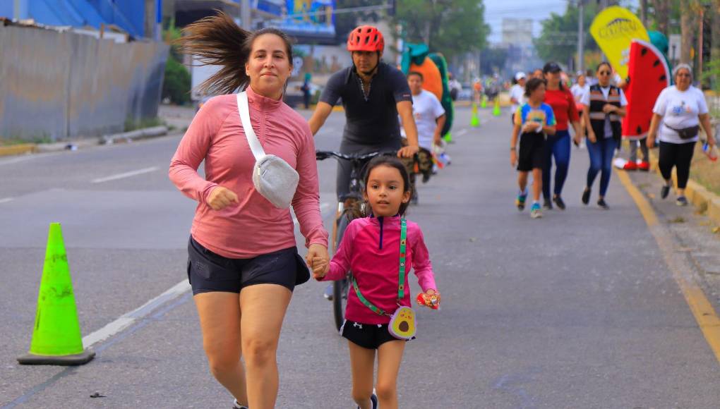 Esta pequeña corrió junto con su madre, siguiendo el ritmo durante todo el recorrido.