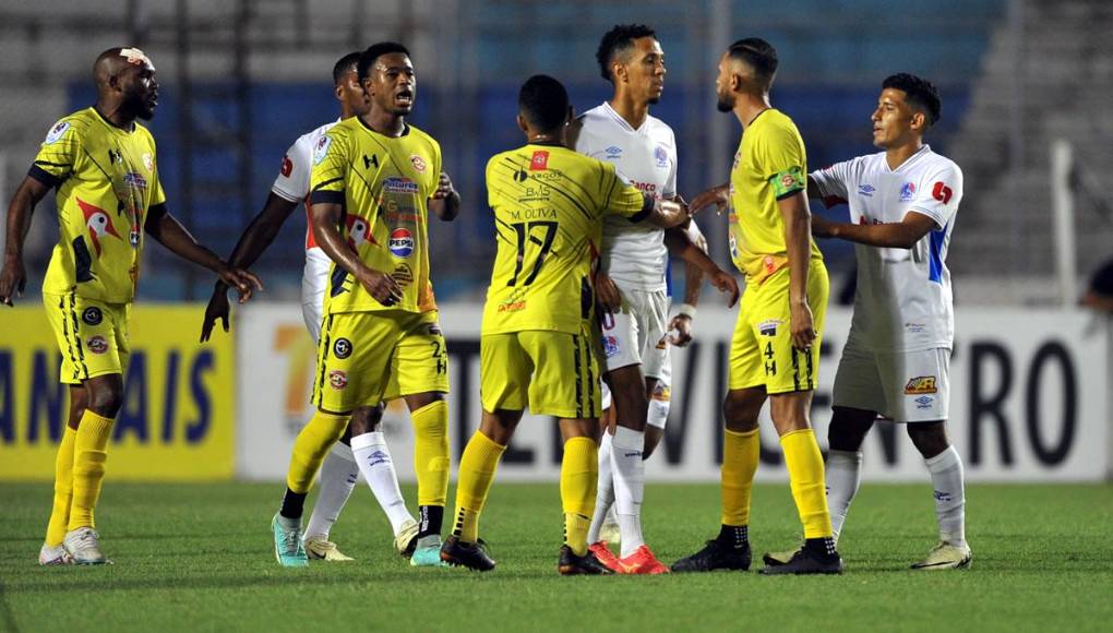El brasileño Yan Maciel y el defensa del Génesis, Óscar Padilla, protagonizaron una bronca en el segundo tiempo.