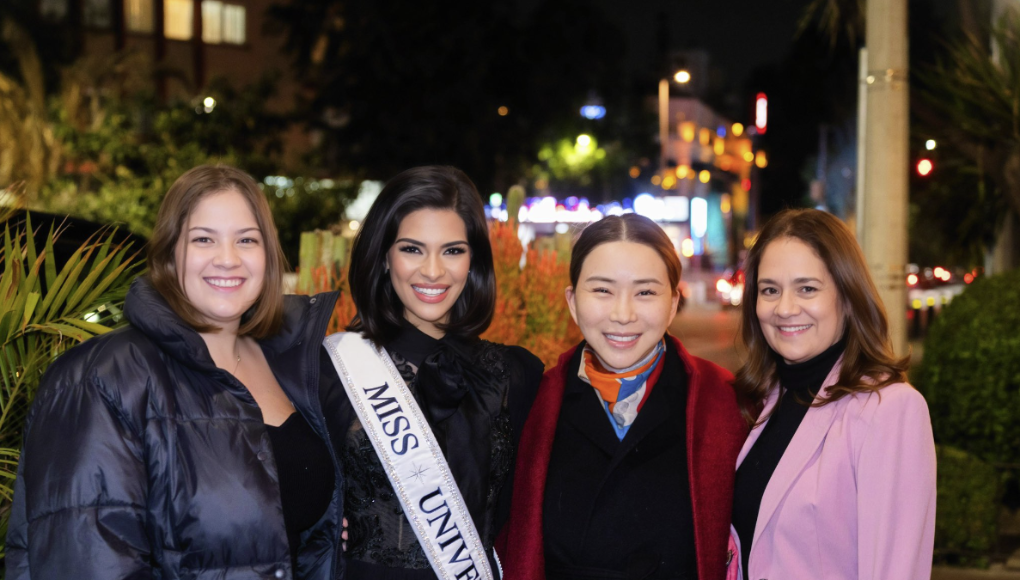 La dueña de la franquicia Miss Universo, la multimillonaria tailandesa Anne Jakkaphong Jakrajutatip, informó este jueves que contrató en la sede de México a la exdirectora de la organización en Nicaragua, Karen Celebertti, quien fue desterrada por el Gobierno que preside Daniel Ortega y acusada por los delitos de conspiración y traición a la patria.