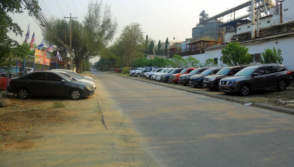 Decenas de carros en ambas aceras dejan sin lugar a los peatones, muchos autolotes se “adueñan” de las aceras y calles.