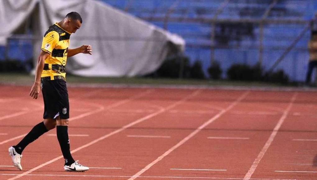 El defensa del Real España se marchó cabizbajo por su expulsión en el clásico sampedrano.