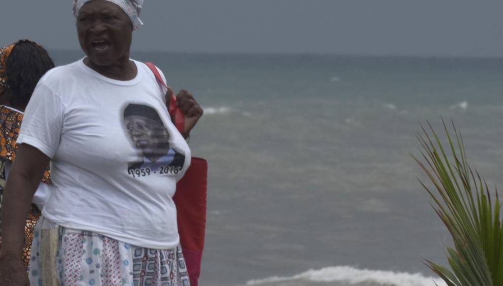 Una mujer viste una camisa con la imagen del extinto líder Céleo Álvarez Casildo, dirigente que siguen extrañando las comunidades afrodescendientes.