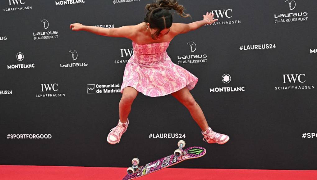 La skater australiana Arisa Trew dando una demostración de su talento en la alfombra roja de los Laureus World Sports Awards en Madrid.