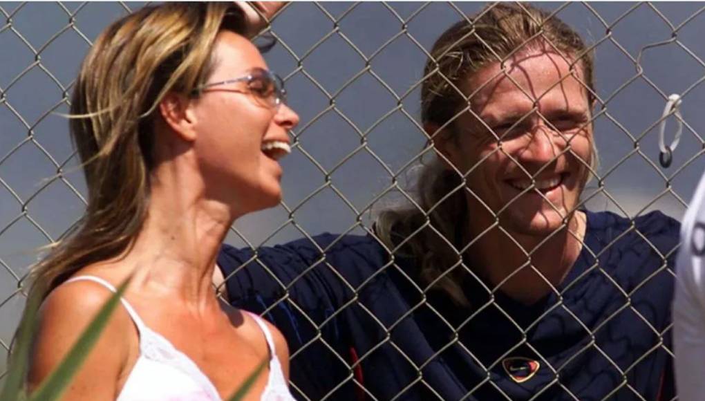 “Ya sabes, a veces la hierba no es más verde en otros lugares. Es mejor quedarse donde uno está cuando recibe amor, felicidad y tiene éxito. Si pudiera retroceder el tiempo, probablemente tomaría una decisión diferente”, se lamentó Petit, que fichó por el Barcelona por 14 millones de euros en una operación conjunta con Marc Overmars.