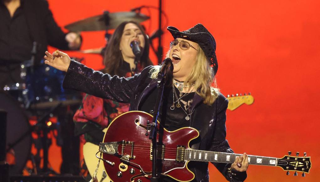 Por su parte, , a rockera de los 90 Melissa Etheridge, luciendo una chaqueta brillante y un sombrero de vaquero, aprovechó su poderosa voz para interpretar el blues “Blaze of Glory” -primer sencillo en solitario del cantante tras la ruptura de la banda- en honor a Bon Jovi, sobre quien dijo era el artista que los periodistas de la alfombra roja “han amado durante años”.